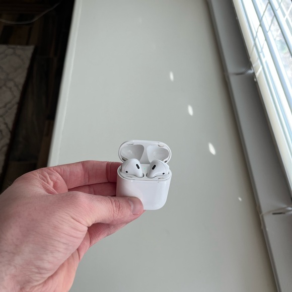Apple AirPods - Picture 1 of 3